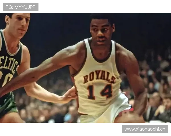 奥斯卡·罗伯特森无球跑动减少，组织重心前移改变进攻节奏